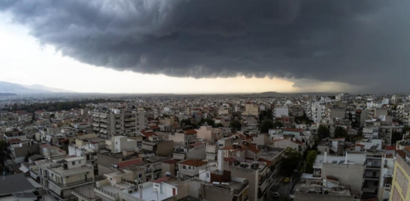 Καιρός: Τι είναι το shelf cloud, το μαύρο σύννεφο, που κάλυψε την Αττική (pics)